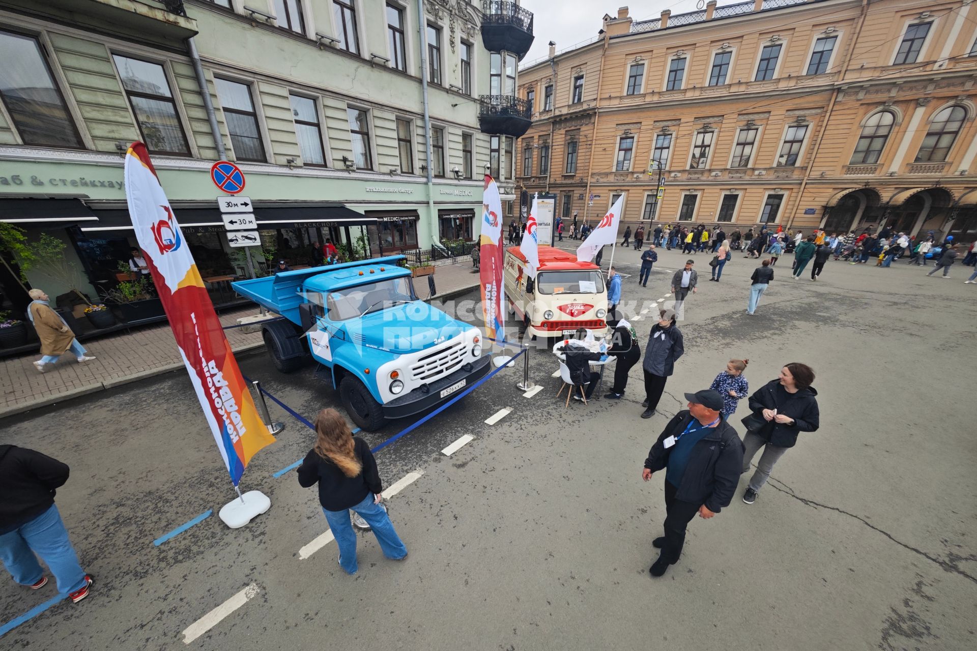 Выставка автомобильной ретротехники во время транспортного фестиваля ТранспортФест в Петербурге