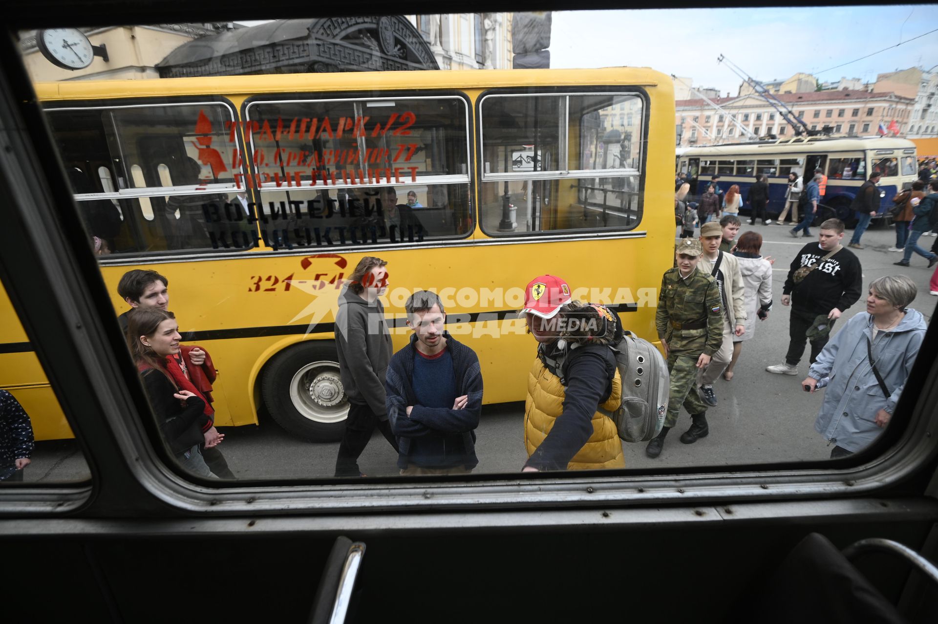 Выставка автомобильной ретротехники во время транспортного фестиваля ТранспортФест в Петербурге