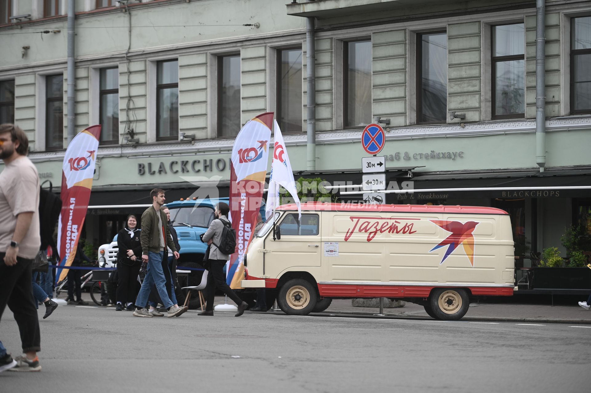 Выставка автомобильной ретротехники во время транспортного фестиваля ТранспортФест в Петербурге