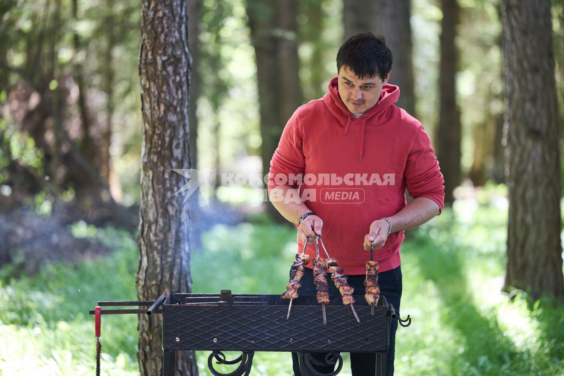 Отдыхающие жарят шашлык на природе