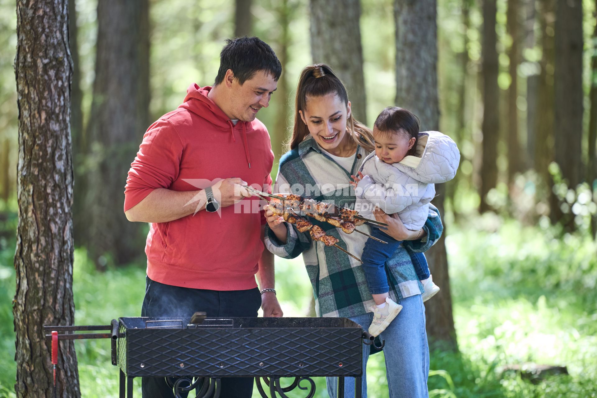 Отдыхающие жарят шашлык на природе