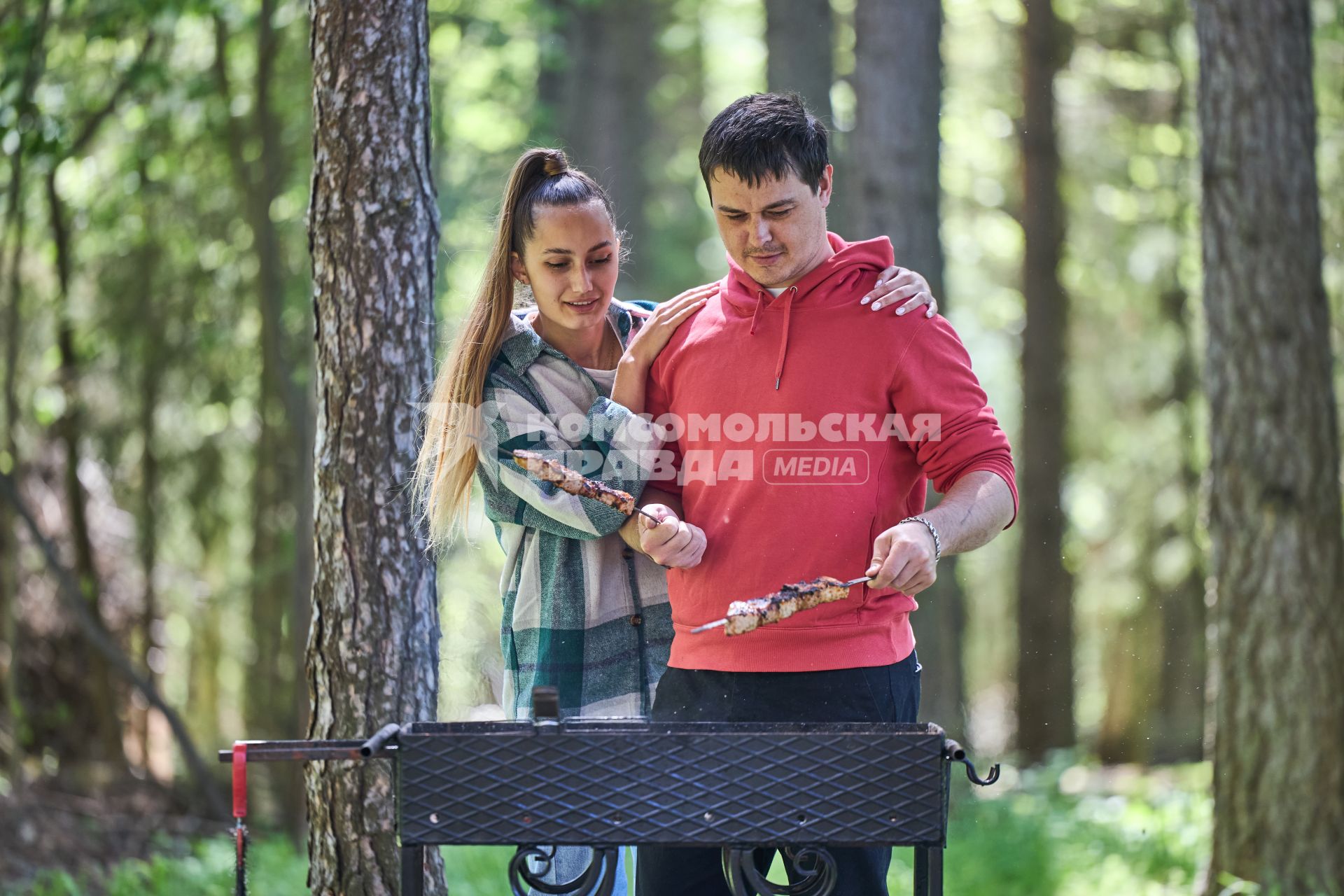 Отдыхающие жарят шашлык на природе