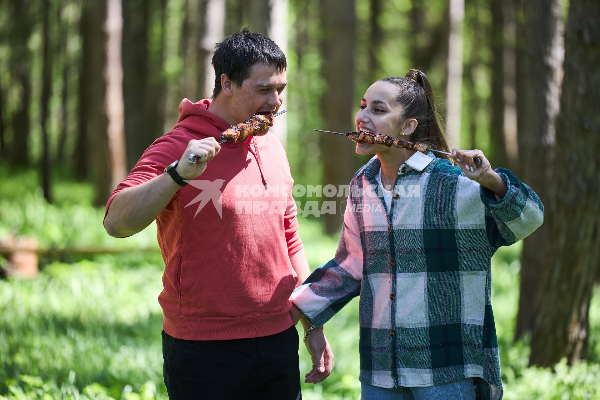 Отдыхающие жарят шашлык на природе