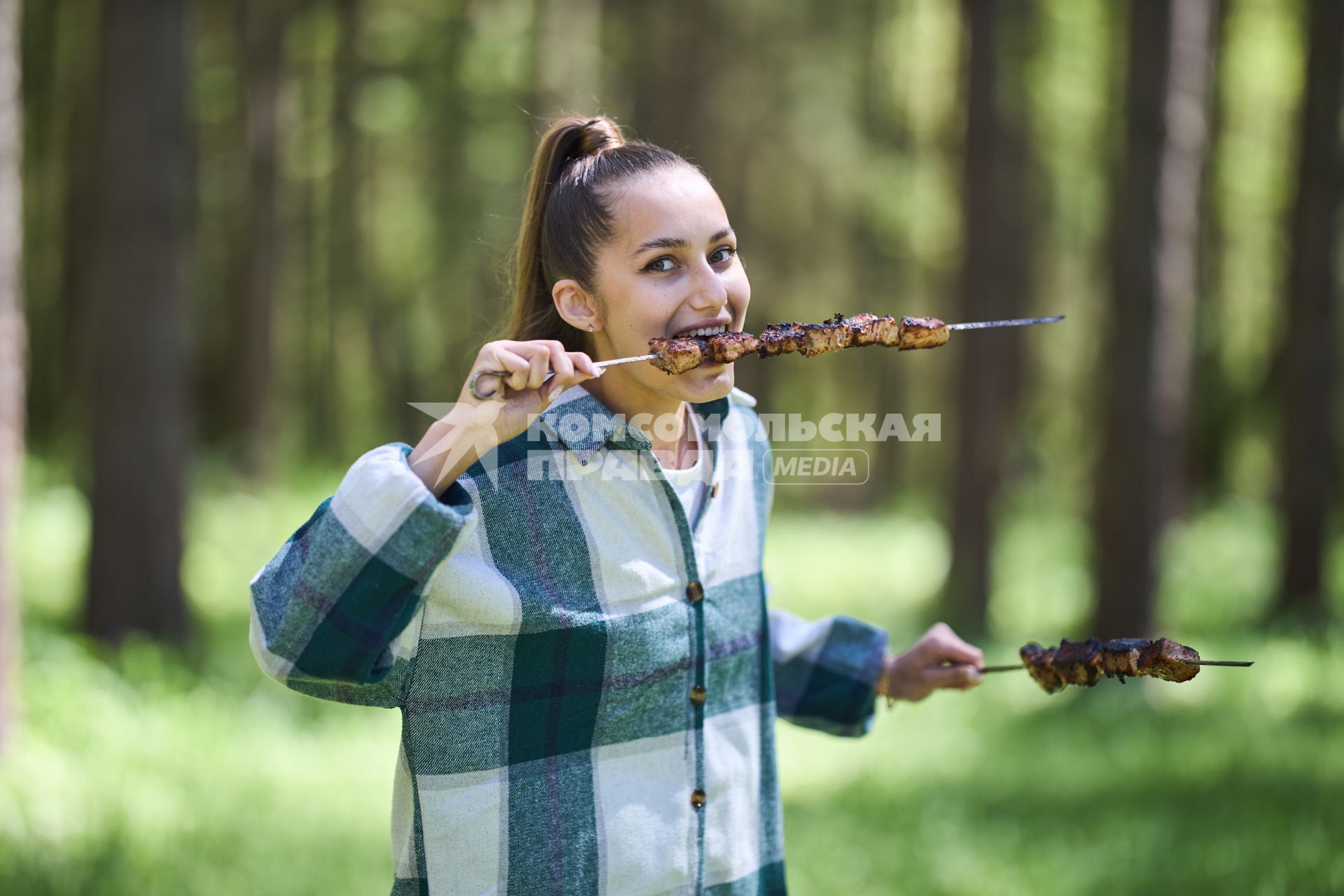 Отдыхающие жарят шашлык на природе