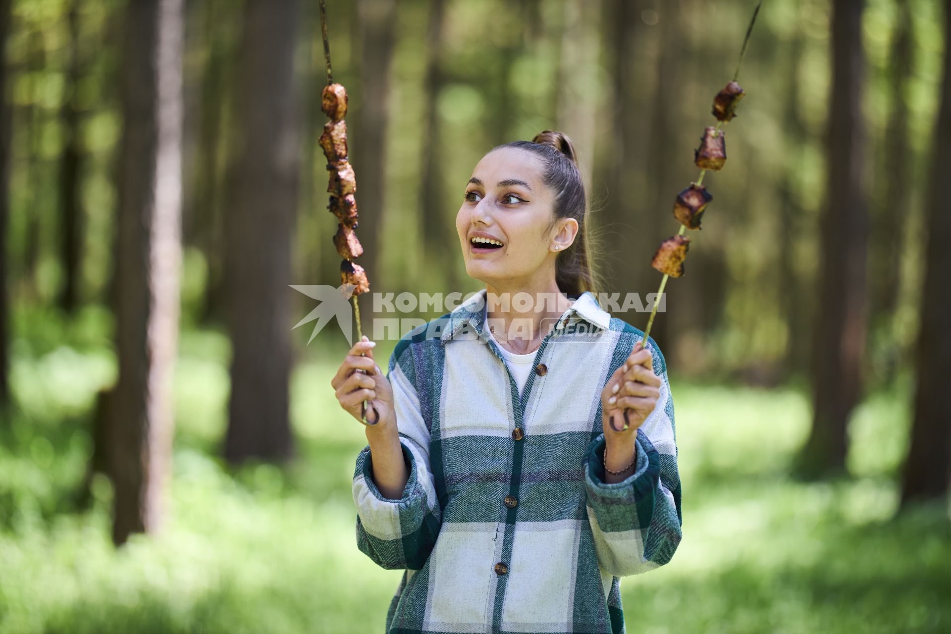 Отдыхающие жарят шашлык на природе