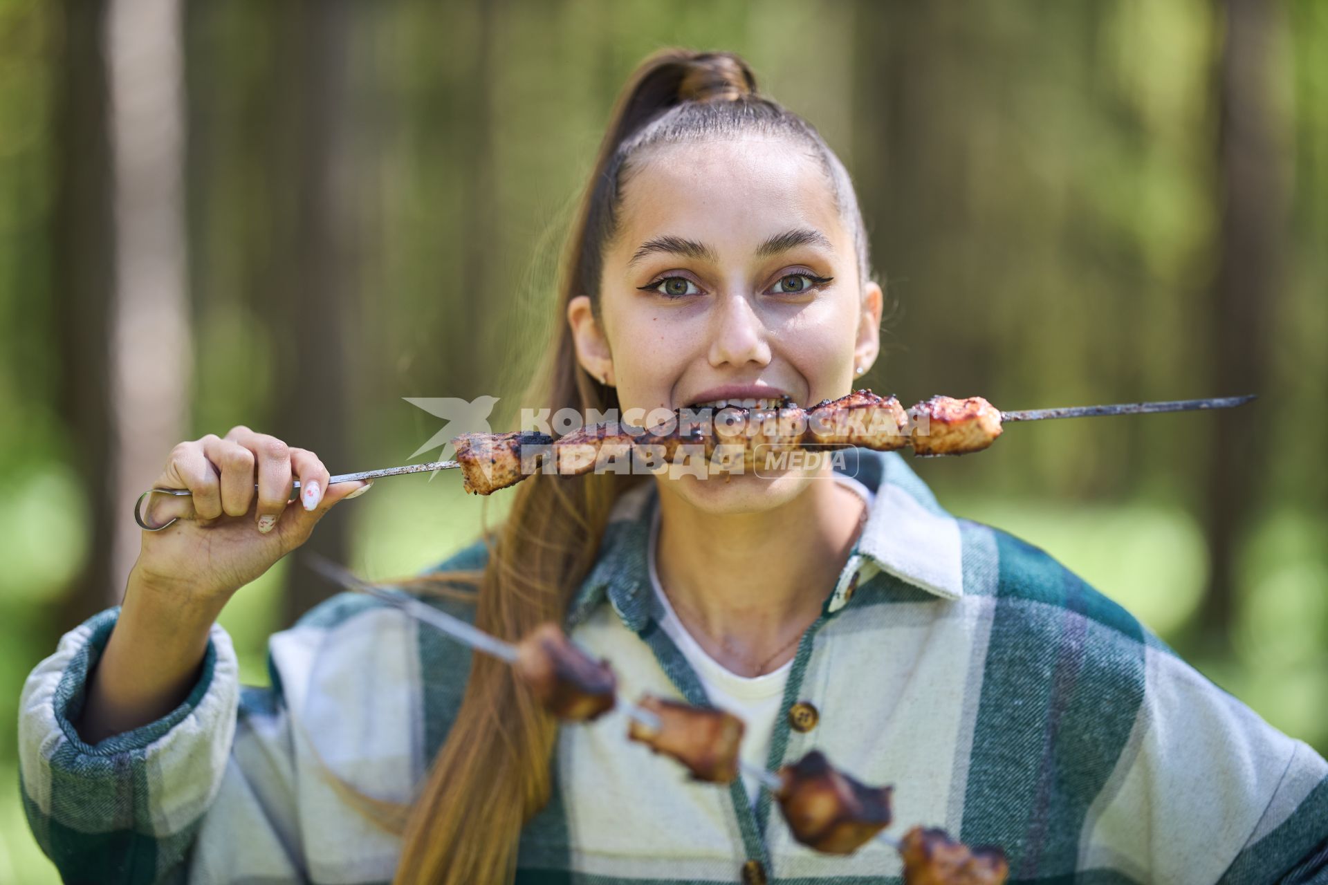 Отдыхающие жарят шашлык на природе