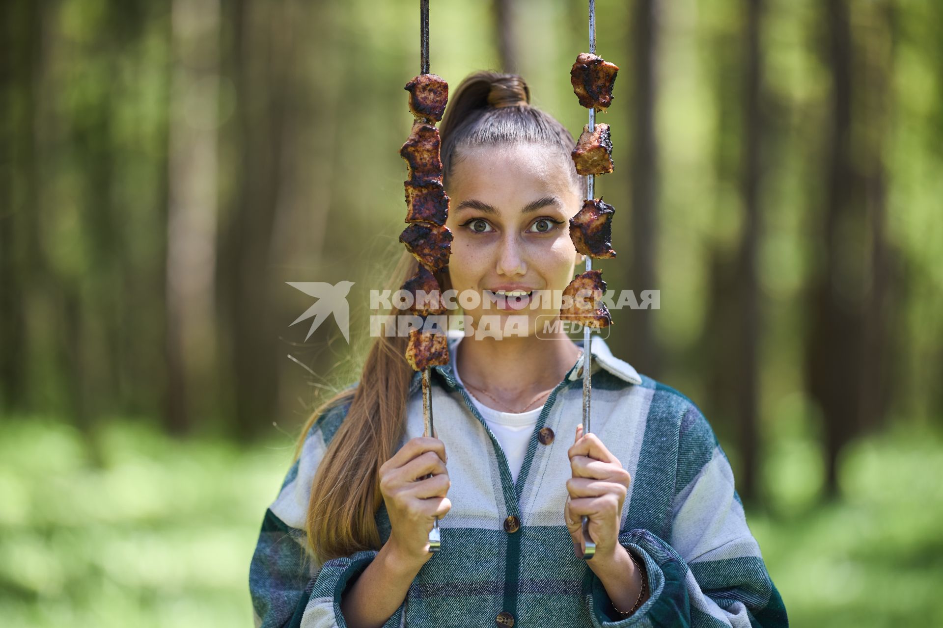Отдыхающие жарят шашлык на природе