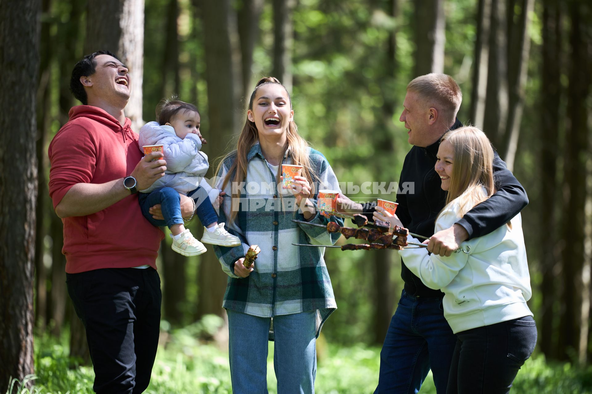 Отдыхающие жарят шашлык на природе