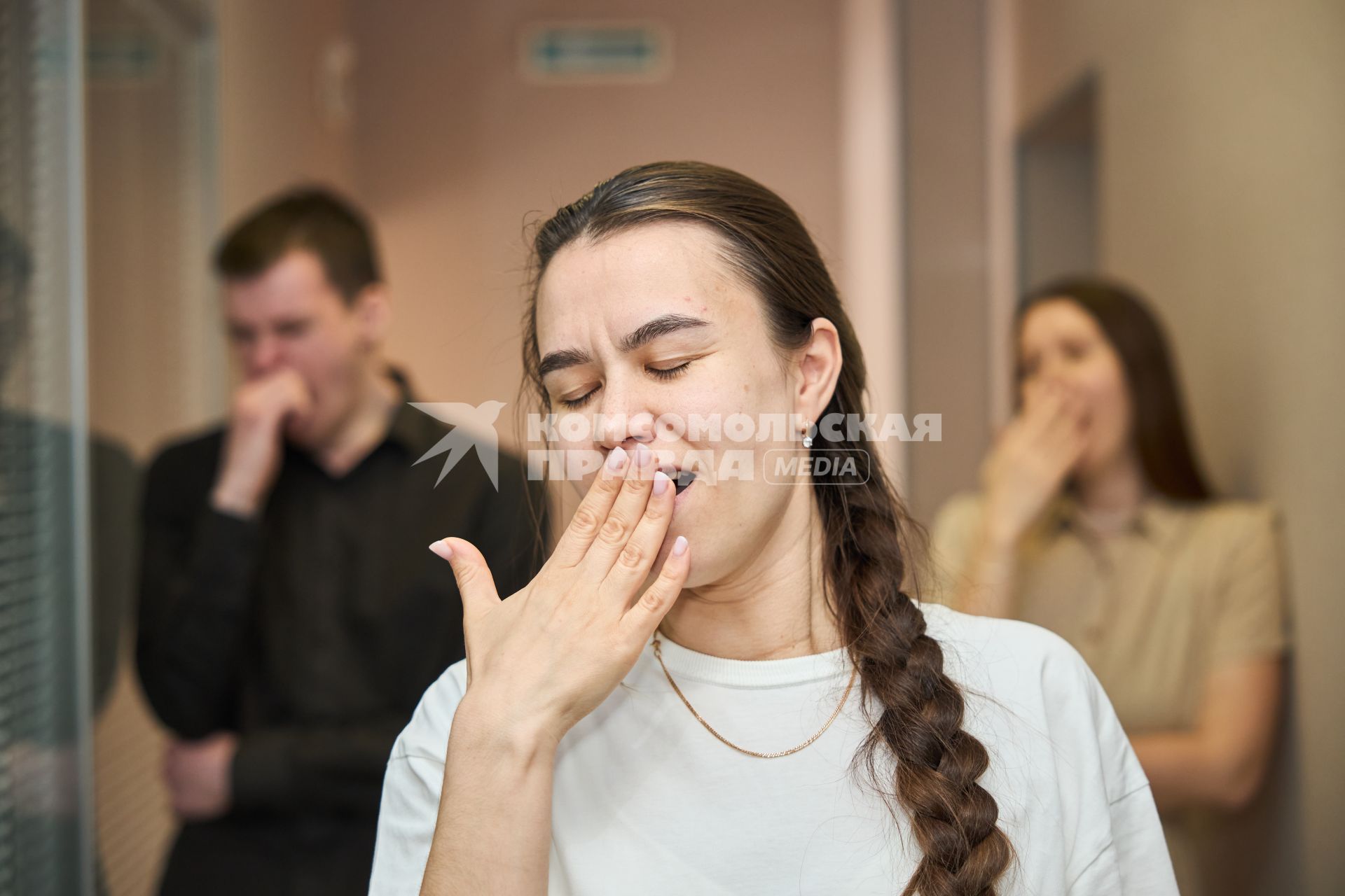 Зевающие люди