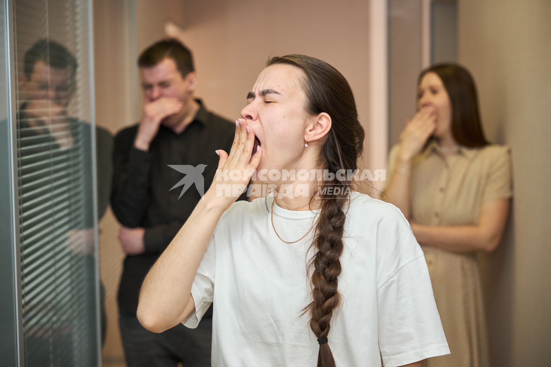 Зевающие люди