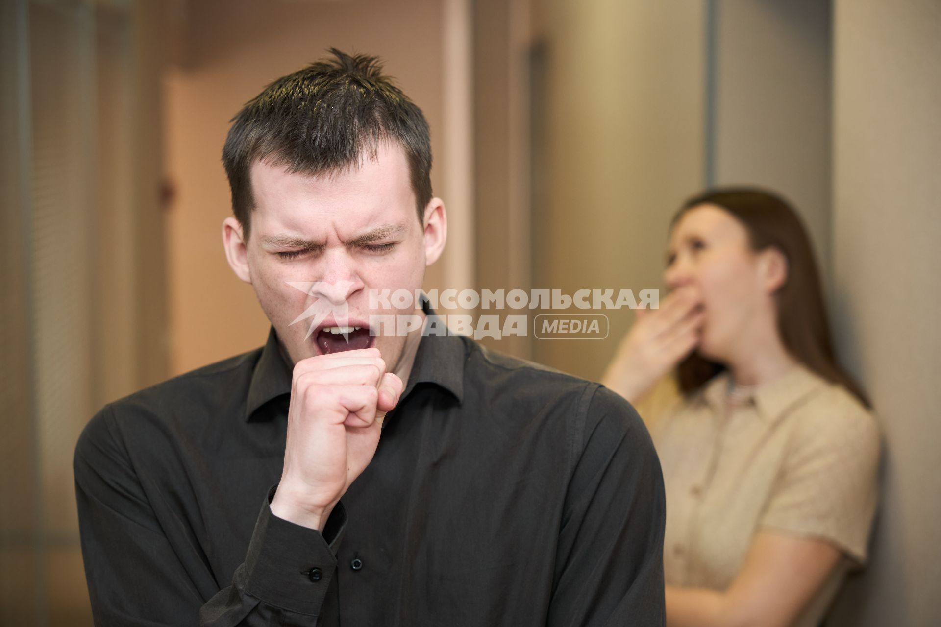 Зевающие люди