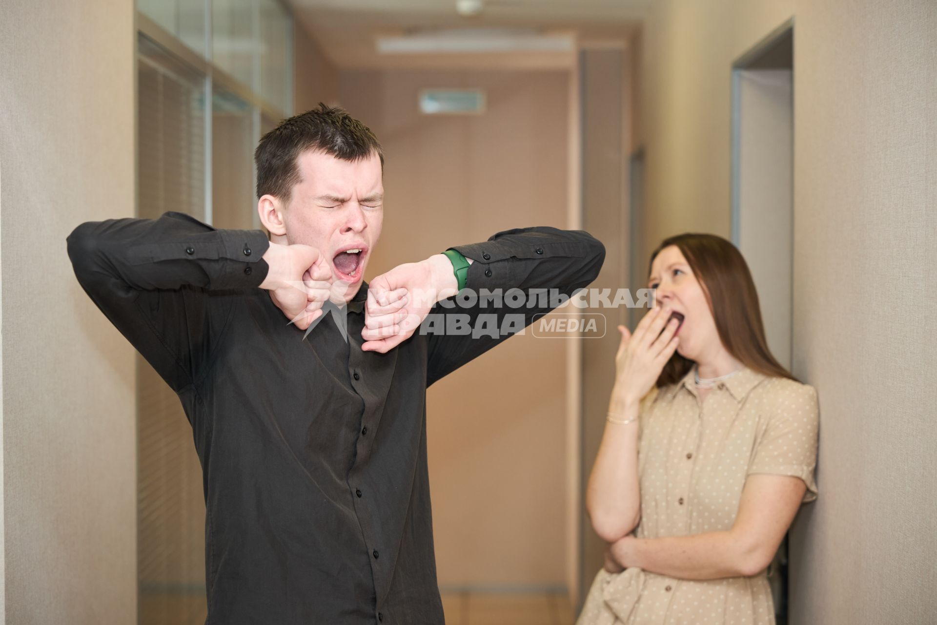 Зевающие люди