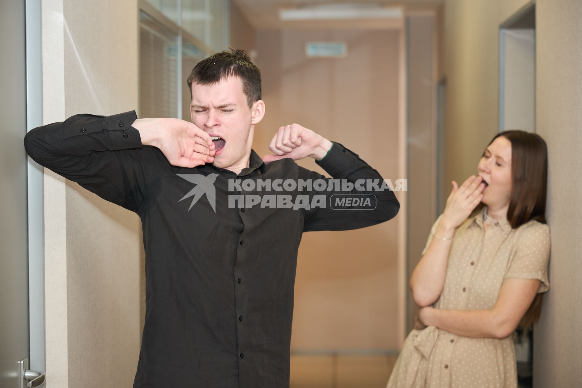 Зевающие люди