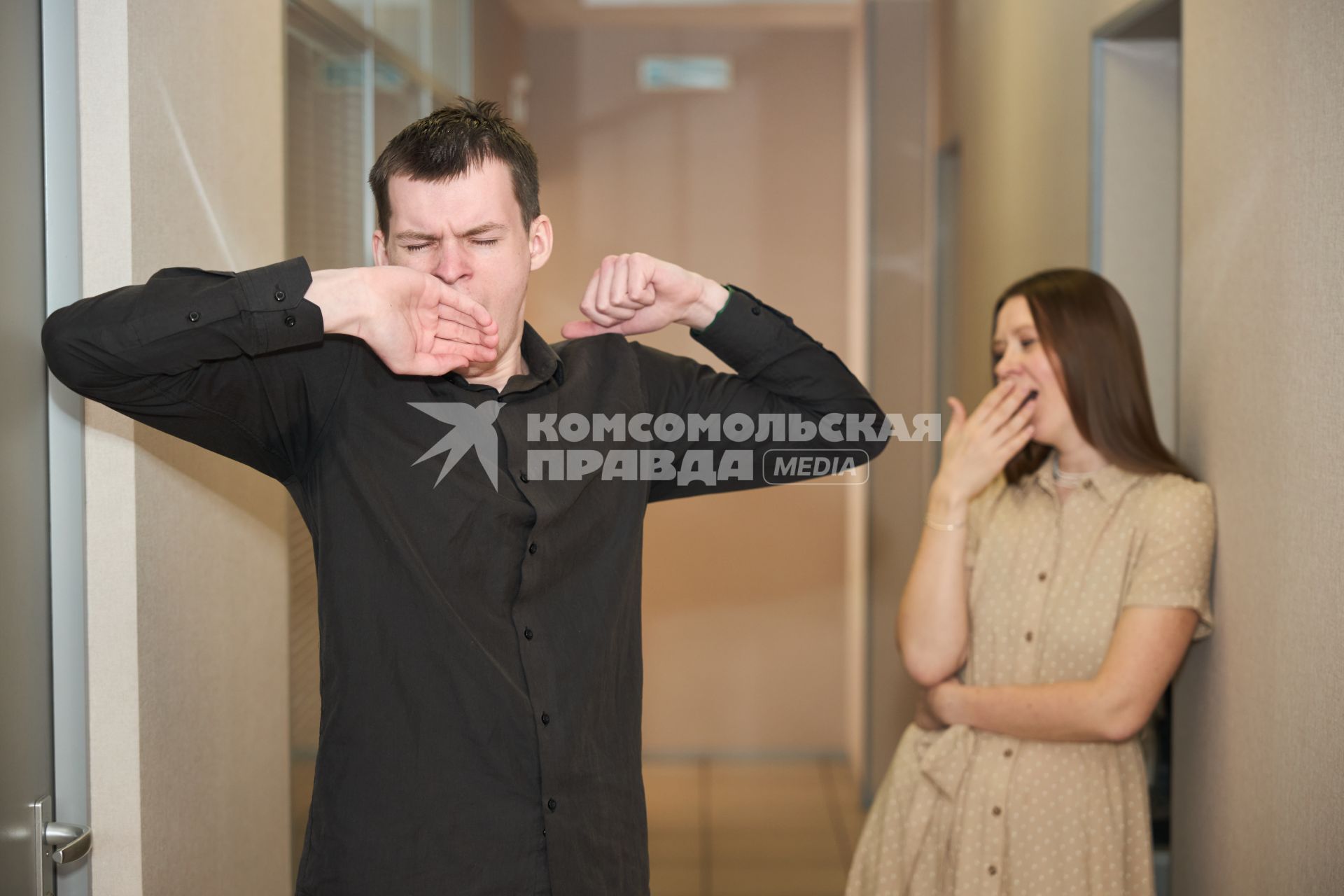 Зевающие люди