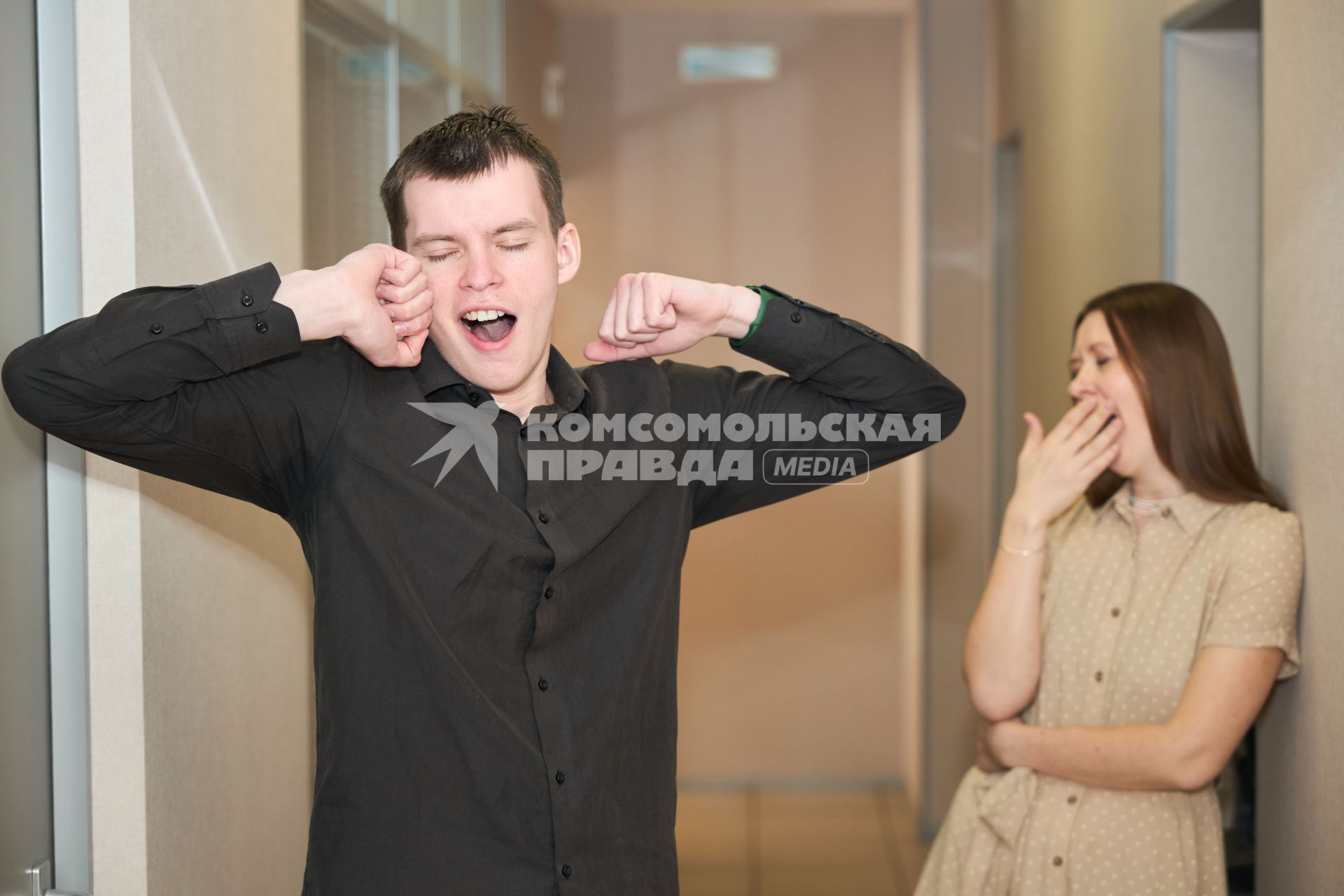 Зевающие люди