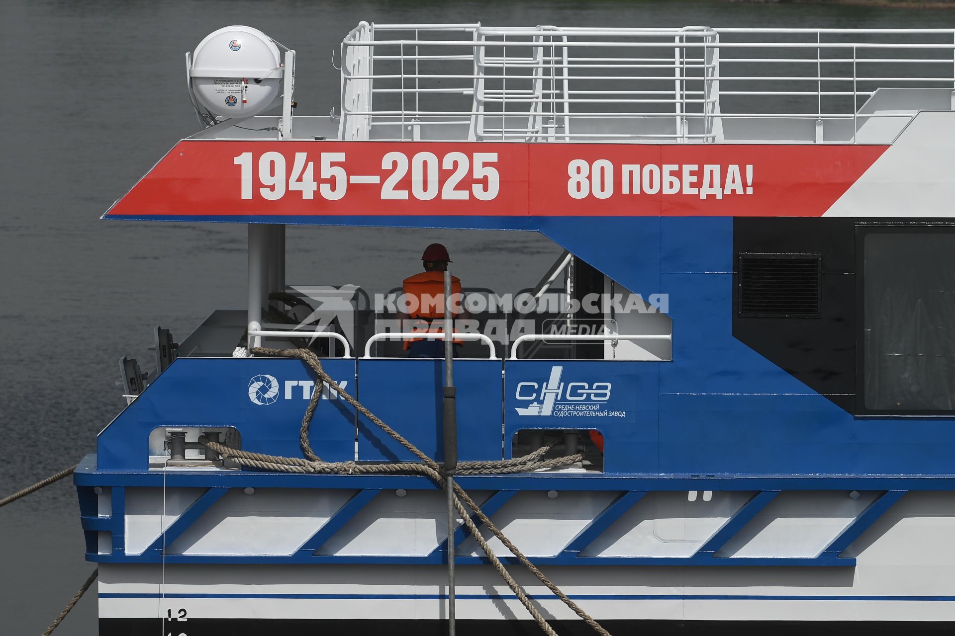 Спуск на воду скоростного катамарана Форт Обручев в Санкт-Петербурге
