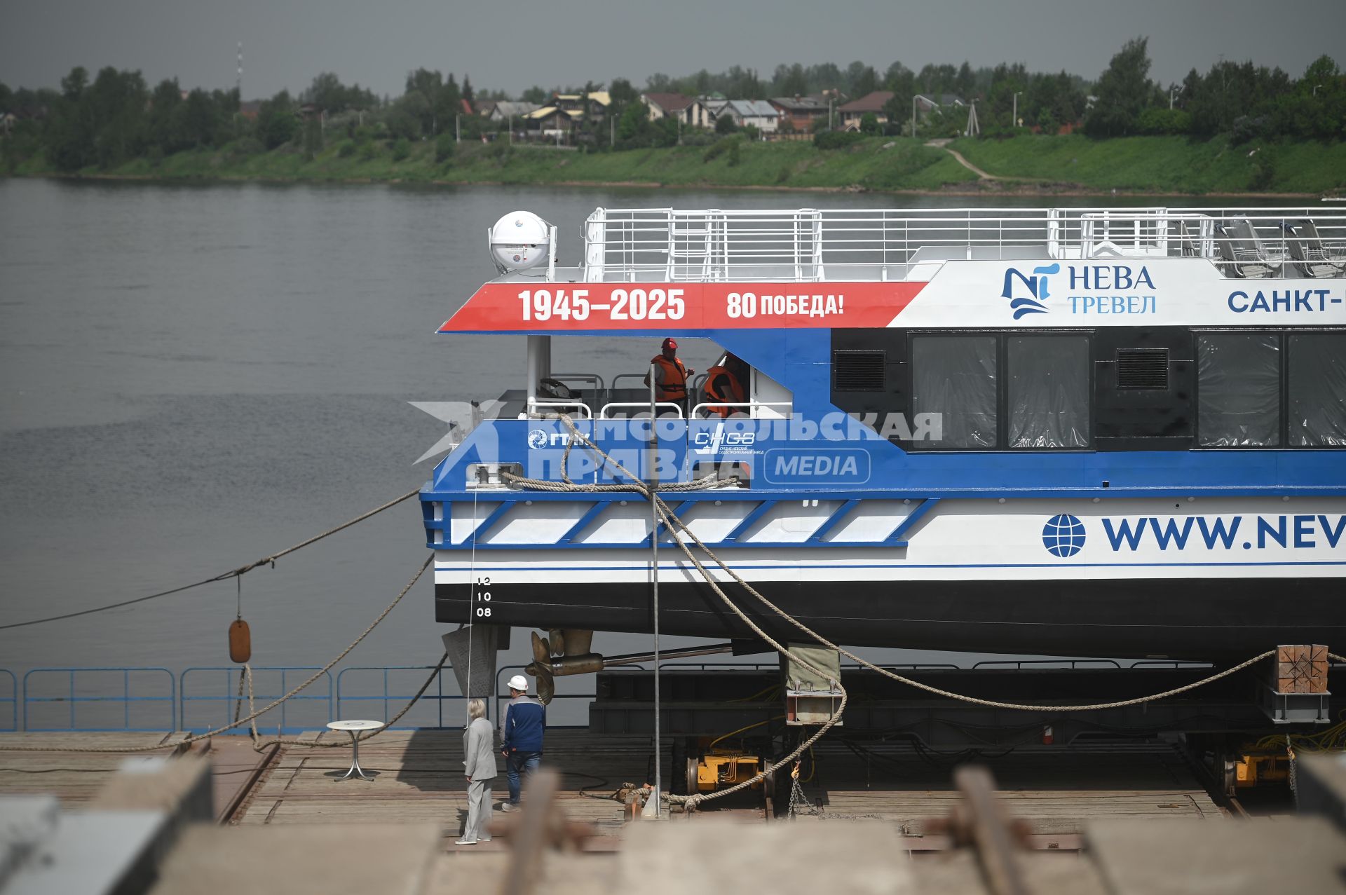 Спуск на воду скоростного катамарана Форт Обручев\" в Санкт-Петербурге