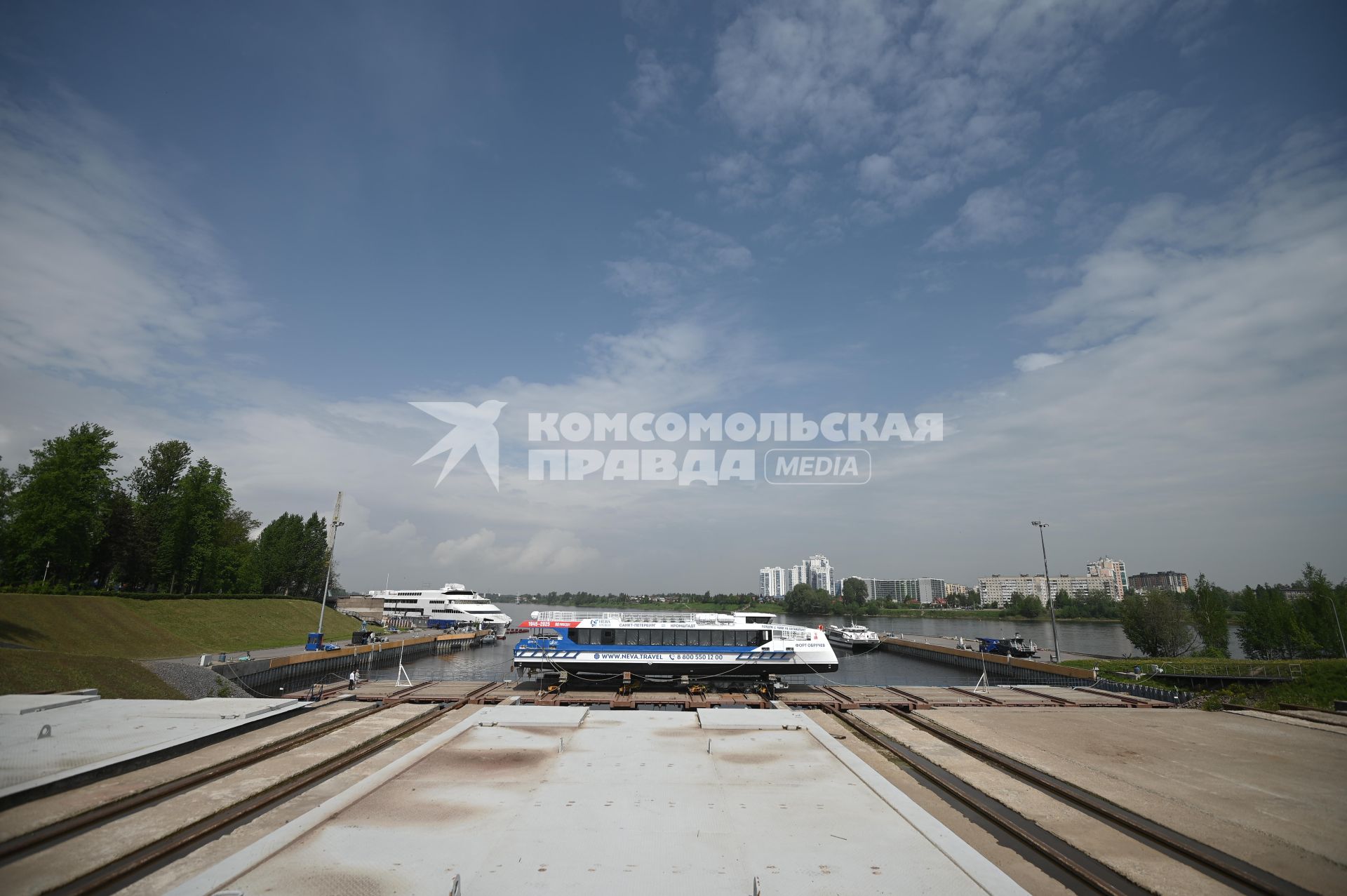 Спуск на воду скоростного катамарана Форт Обручев\" в Санкт-Петербурге