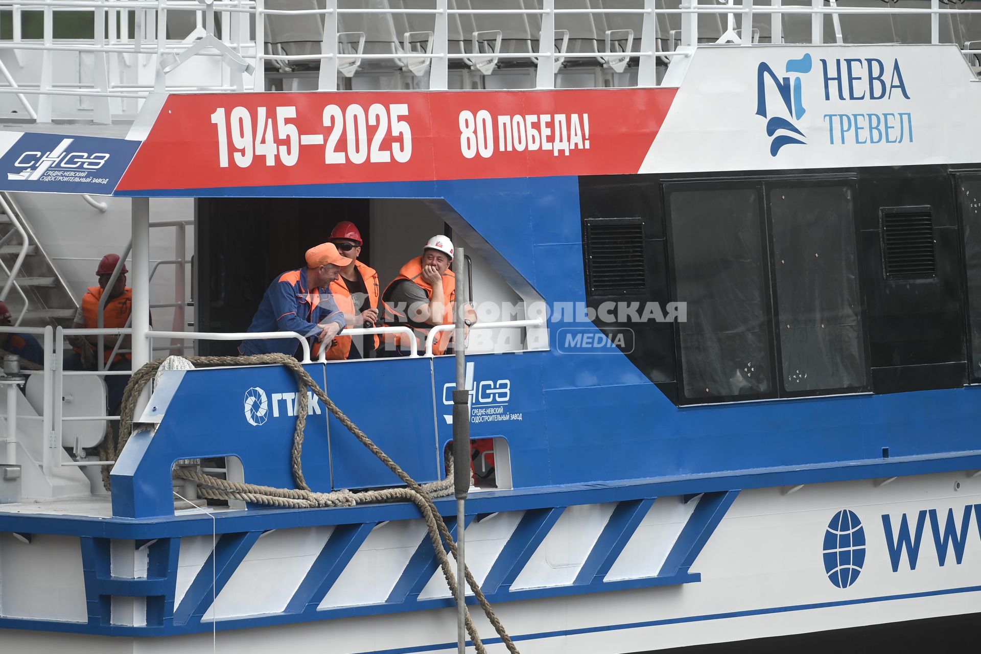 Спуск на воду скоростного катамарана Форт Обручев\" в Санкт-Петербурге