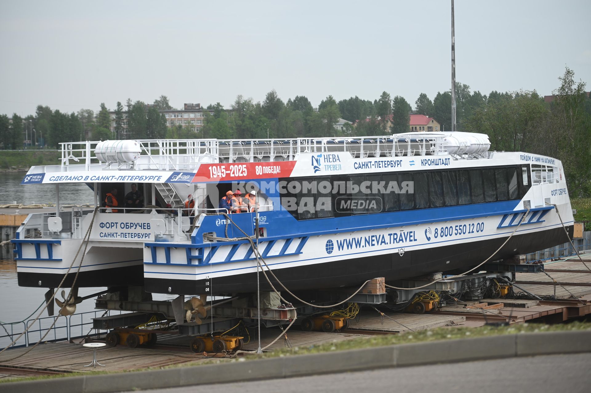 Спуск на воду скоростного катамарана Форт Обручев в Санкт-Петербурге