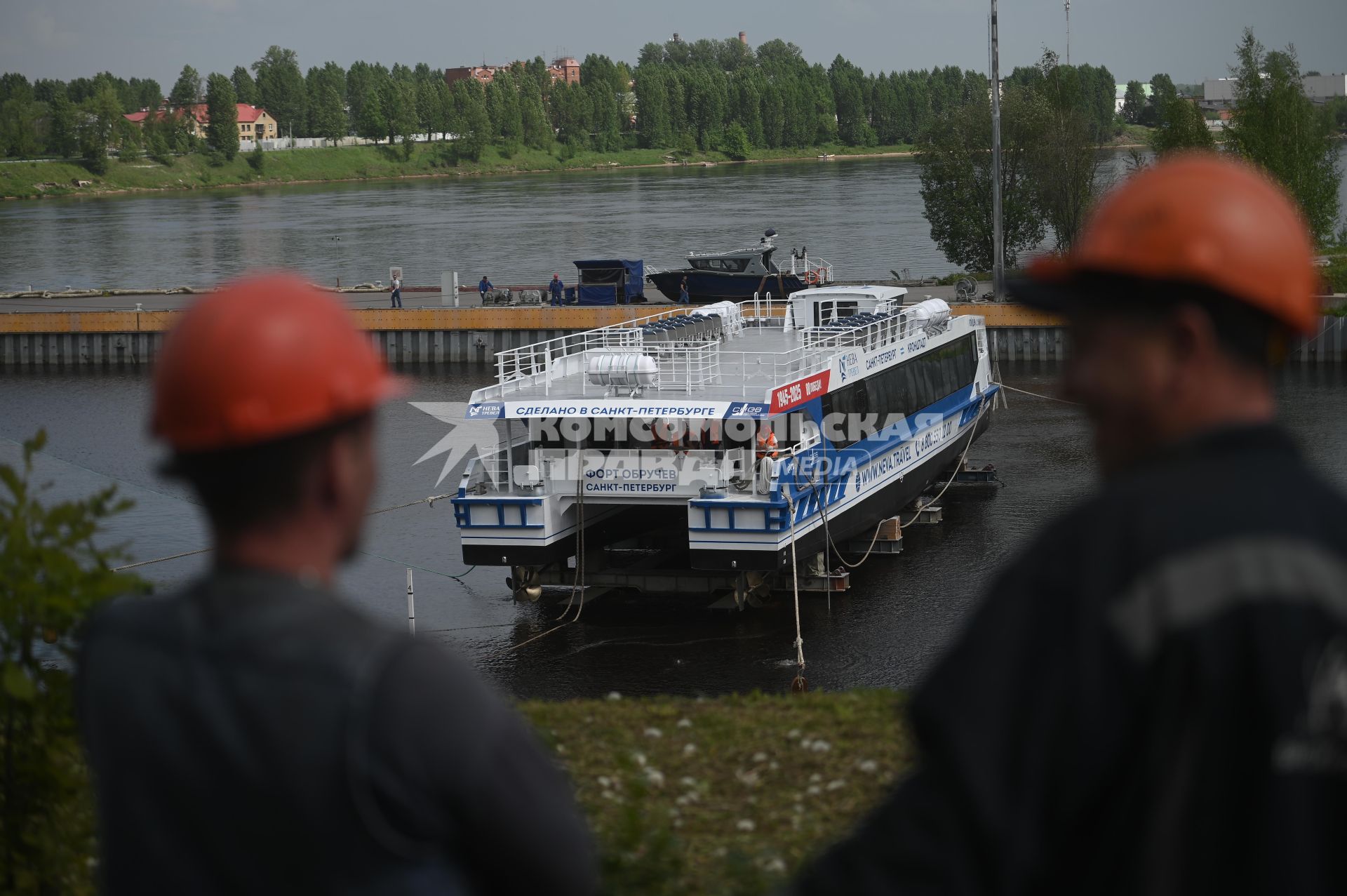 Спуск на воду скоростного катамарана Форт Обручев в Санкт-Петербурге