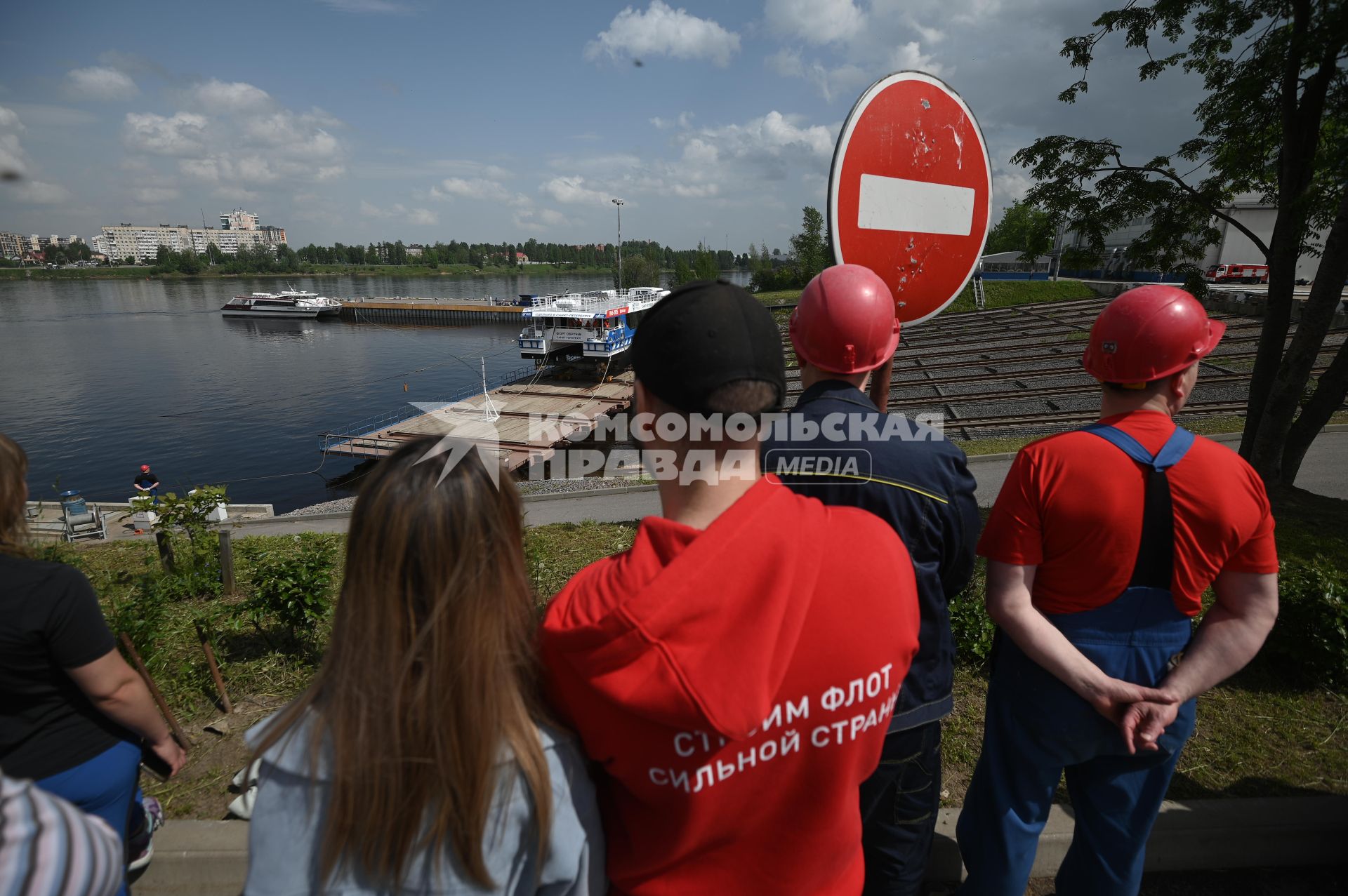 Спуск на воду скоростного катамарана Форт Обручев\" в Санкт-Петербурге