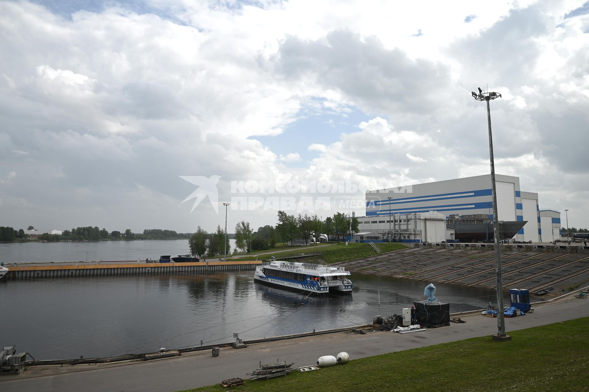 Спуск на воду скоростного катамарана Форт Обручев в Санкт-Петербурге