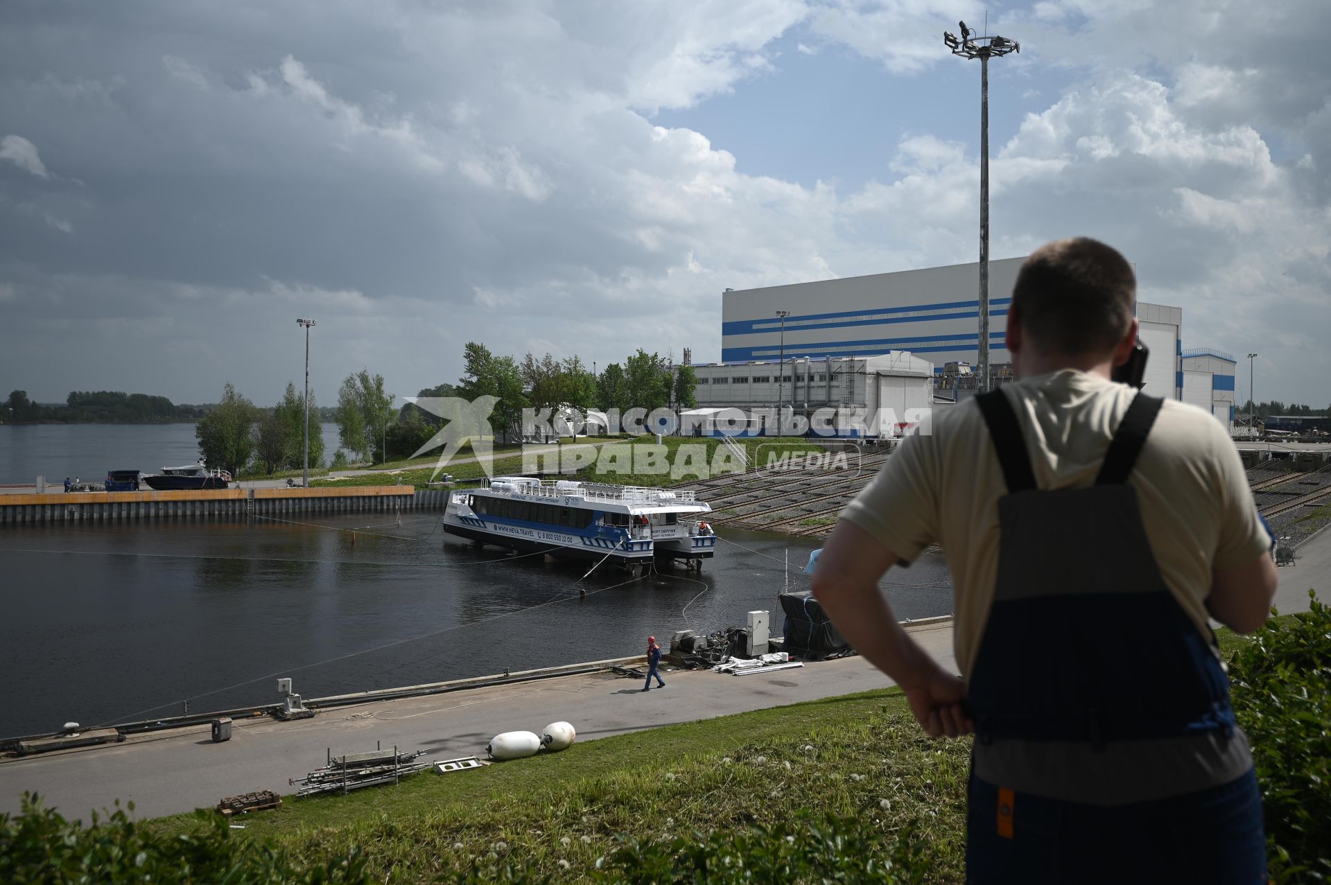 Спуск на воду скоростного катамарана Форт Обручев\" в Санкт-Петербурге