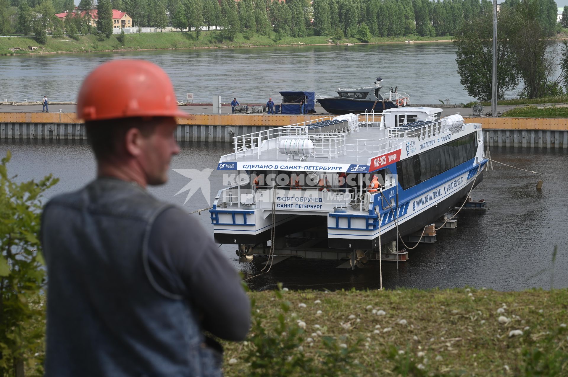 Спуск на воду скоростного катамарана Форт Обручев в Санкт-Петербурге