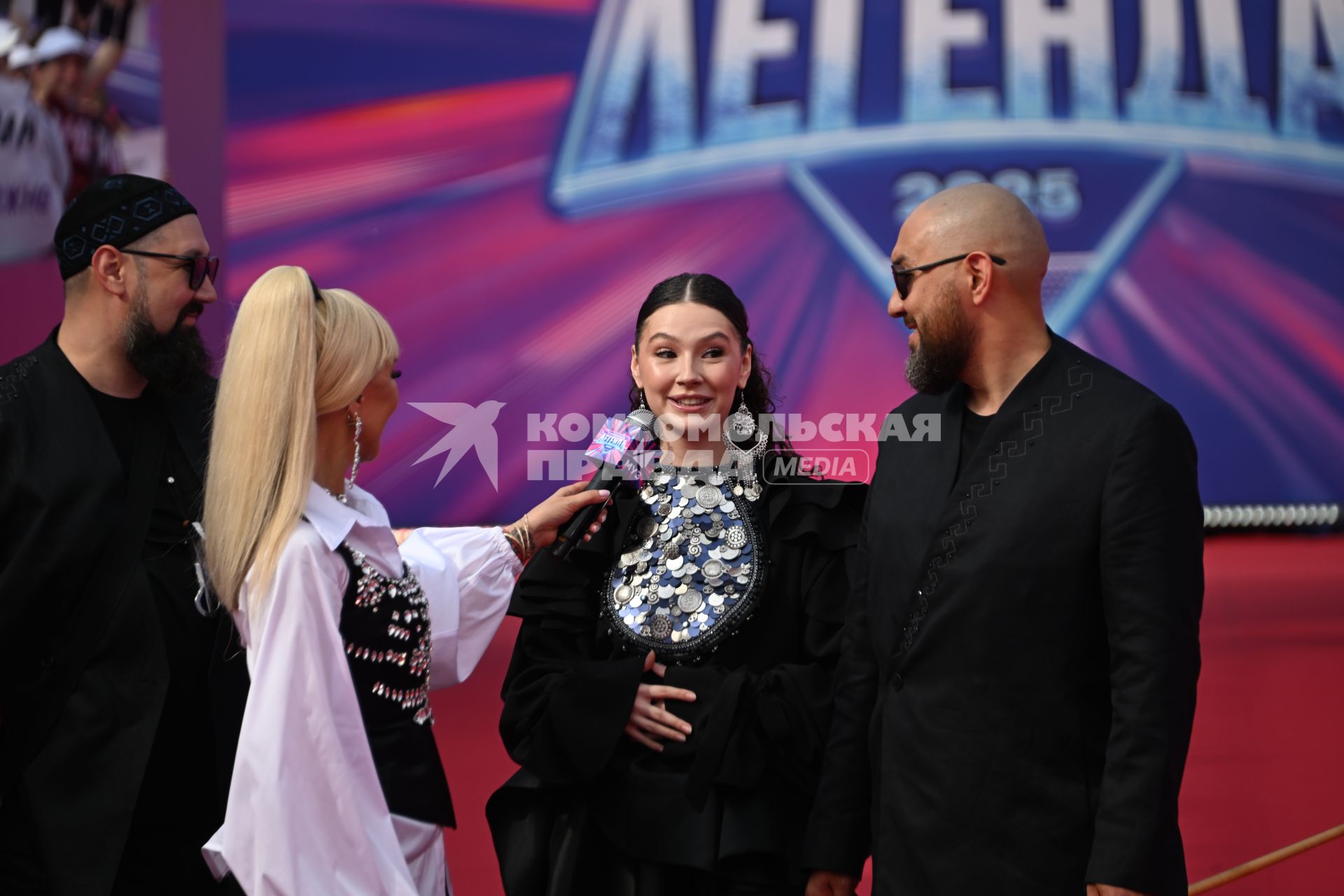 Лера Кудрявцева и группа  Ay Yola