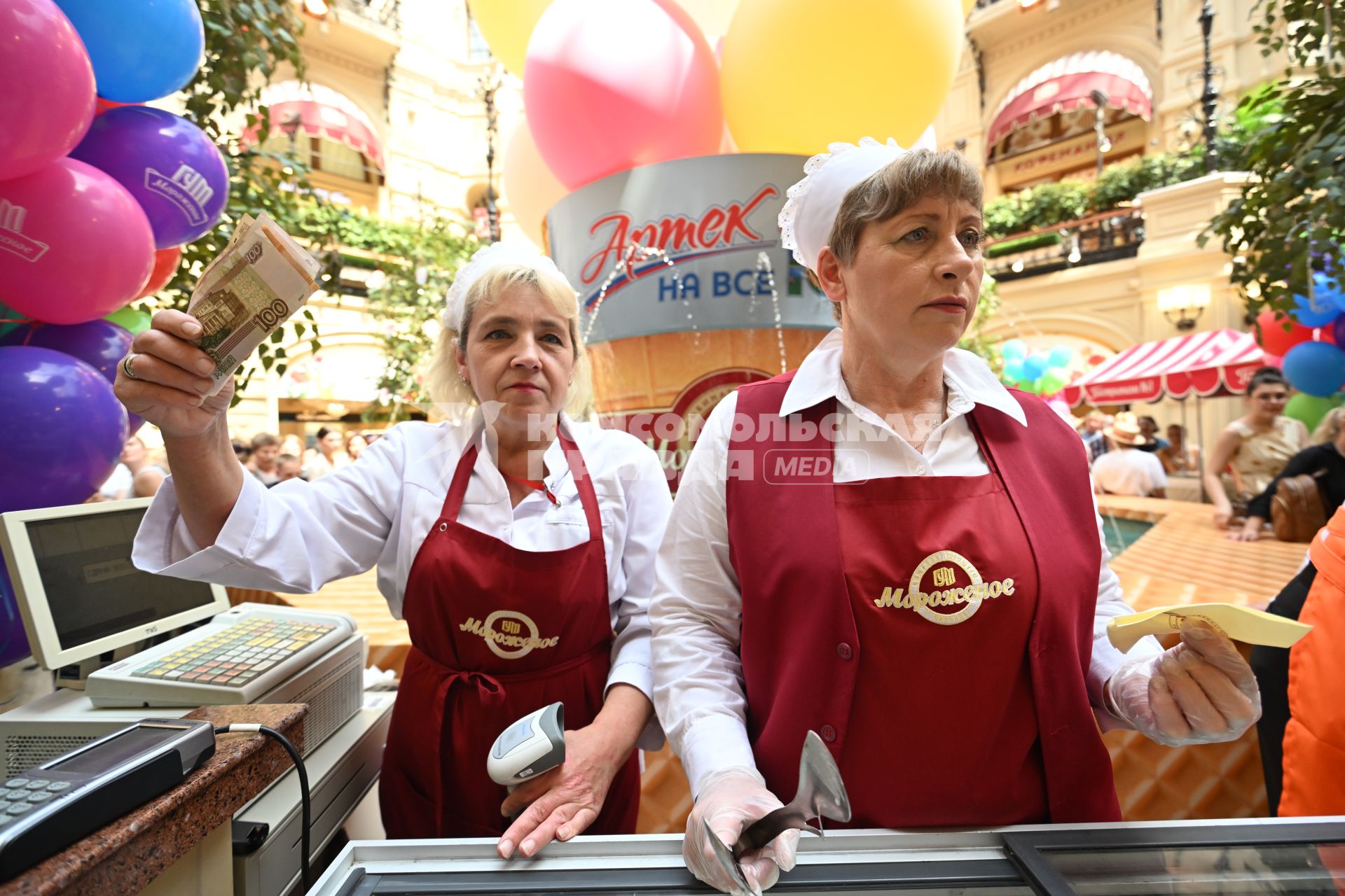 День мороженого в ГУМе \"Артек на все 100!\"