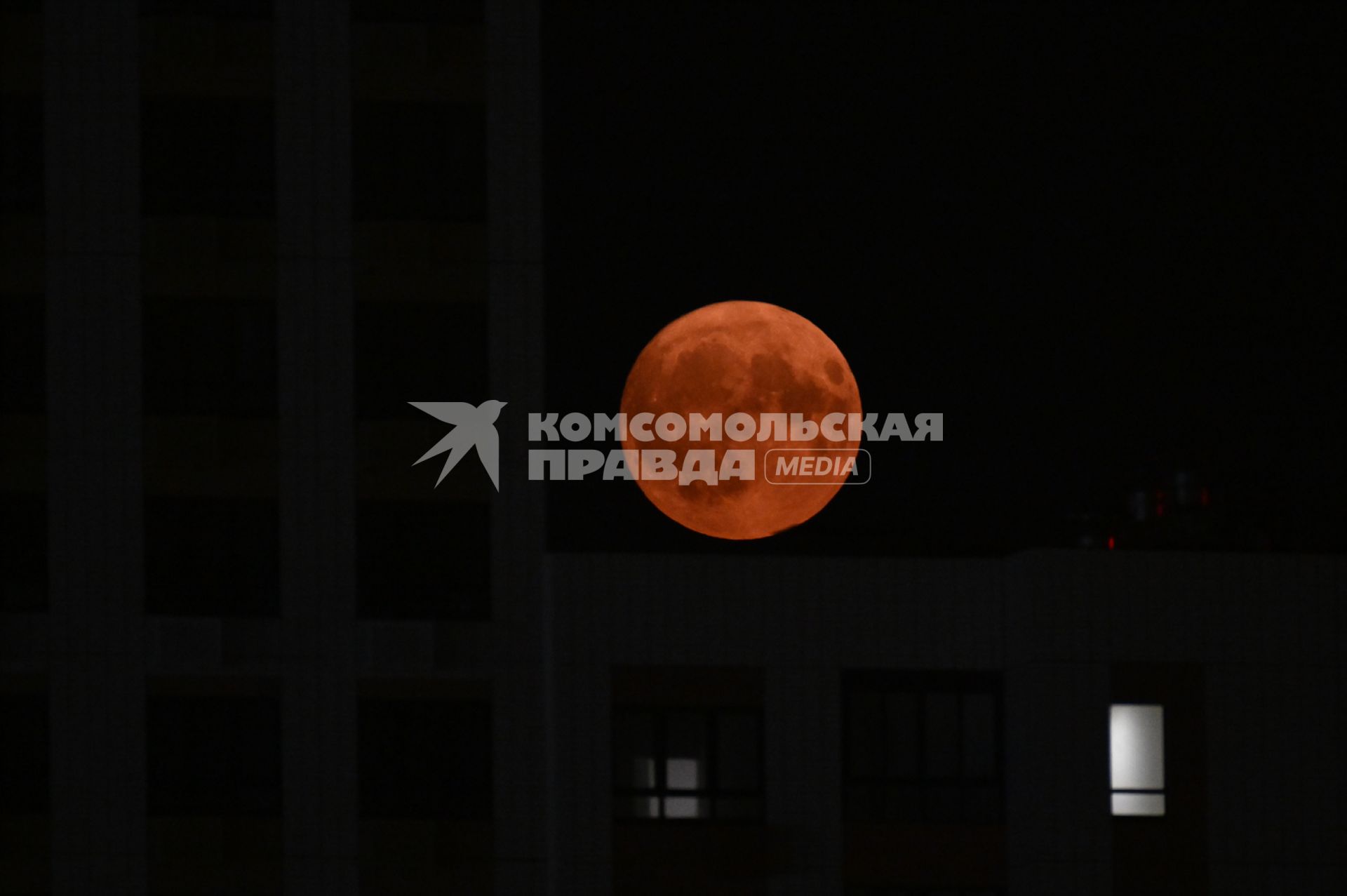 Клубничное\" полнолуние в Москве