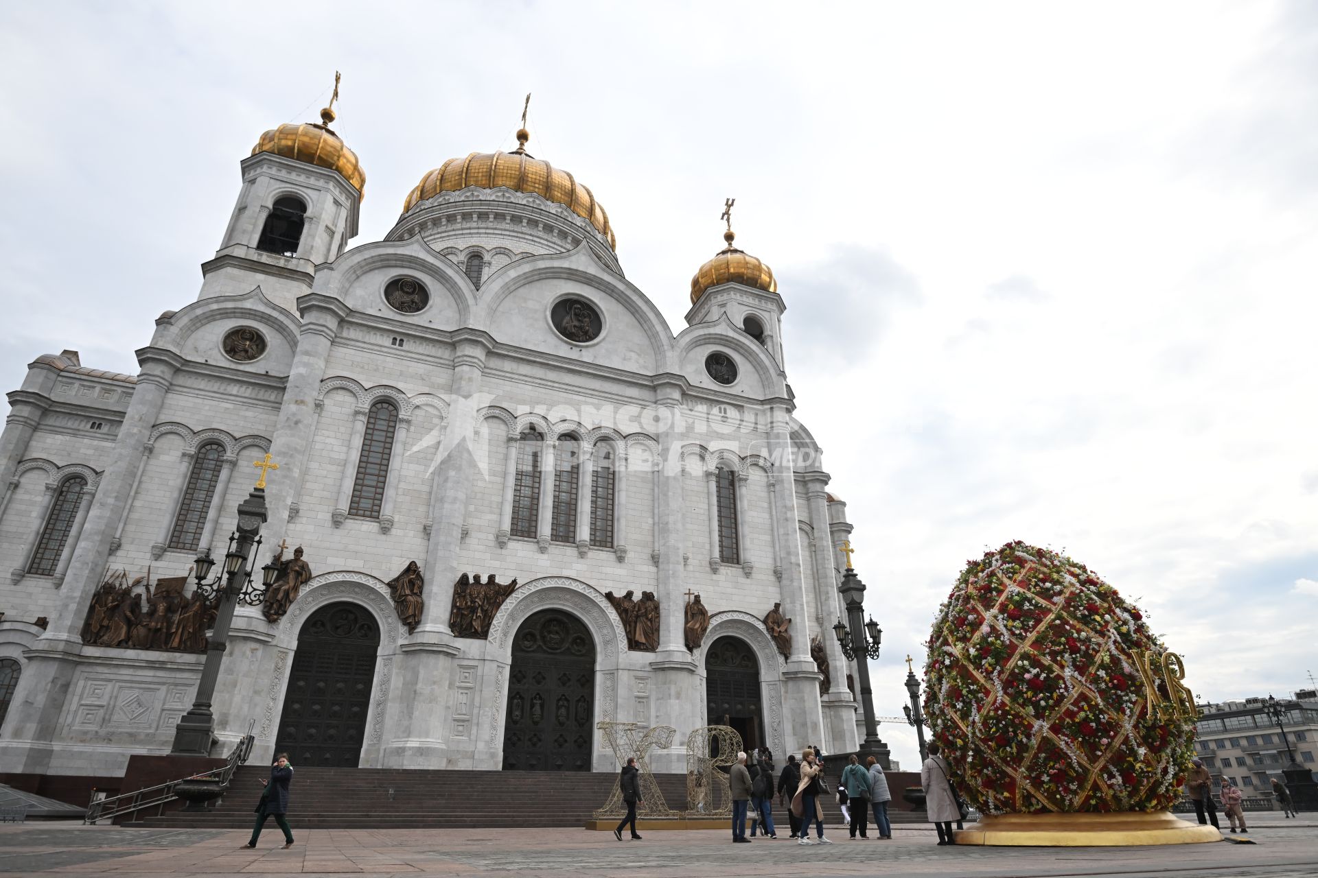 Пасхальное яйцо у Храма Христа Спасителя