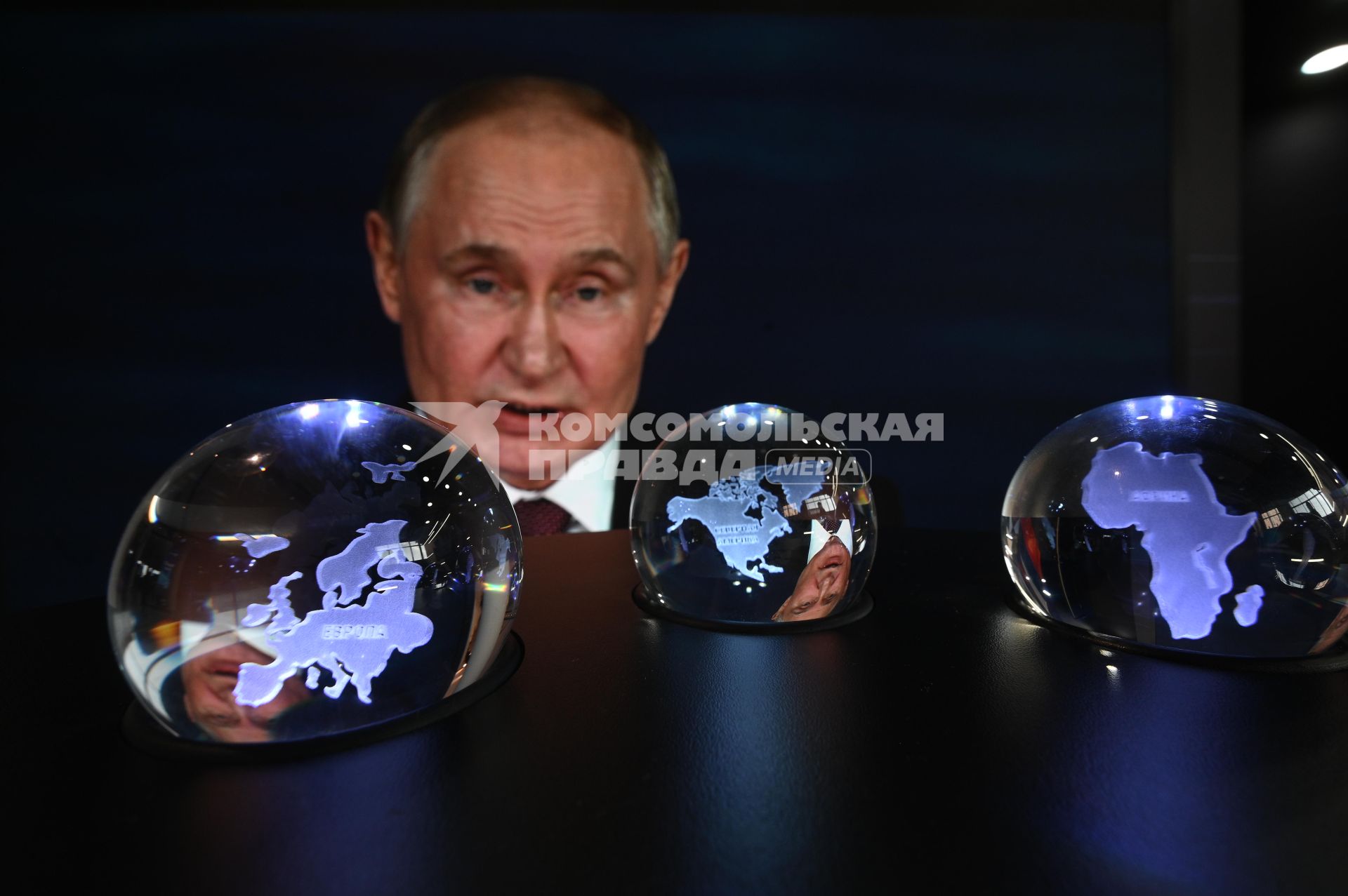 Участники ПМЭФ смотрят пленарное заседание на ПМЭФ 2025