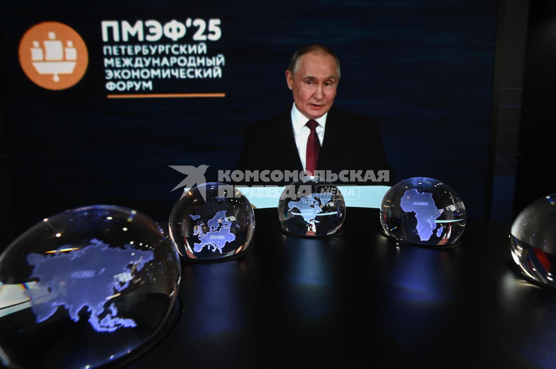 Участники ПМЭФ смотрят пленарное заседание на ПМЭФ 2025