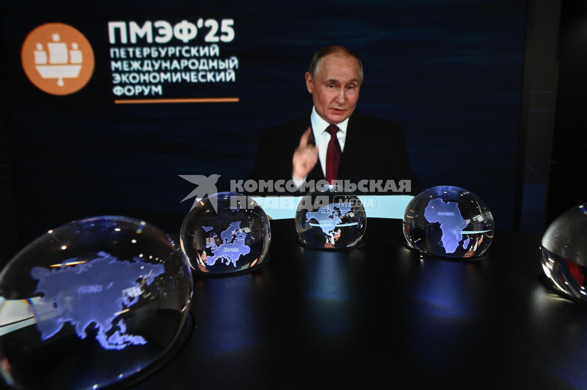 Участники ПМЭФ смотрят пленарное заседание на ПМЭФ 2025