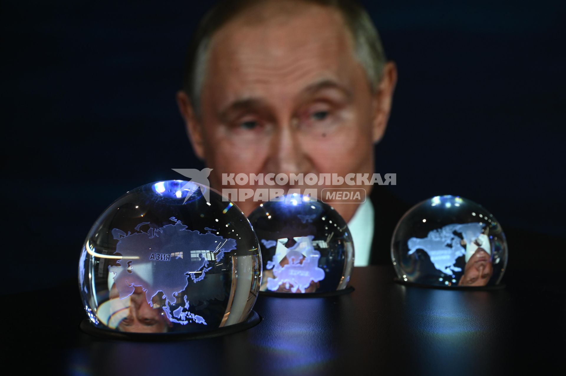 Участники ПМЭФ смотрят пленарное заседание на ПМЭФ 2025
