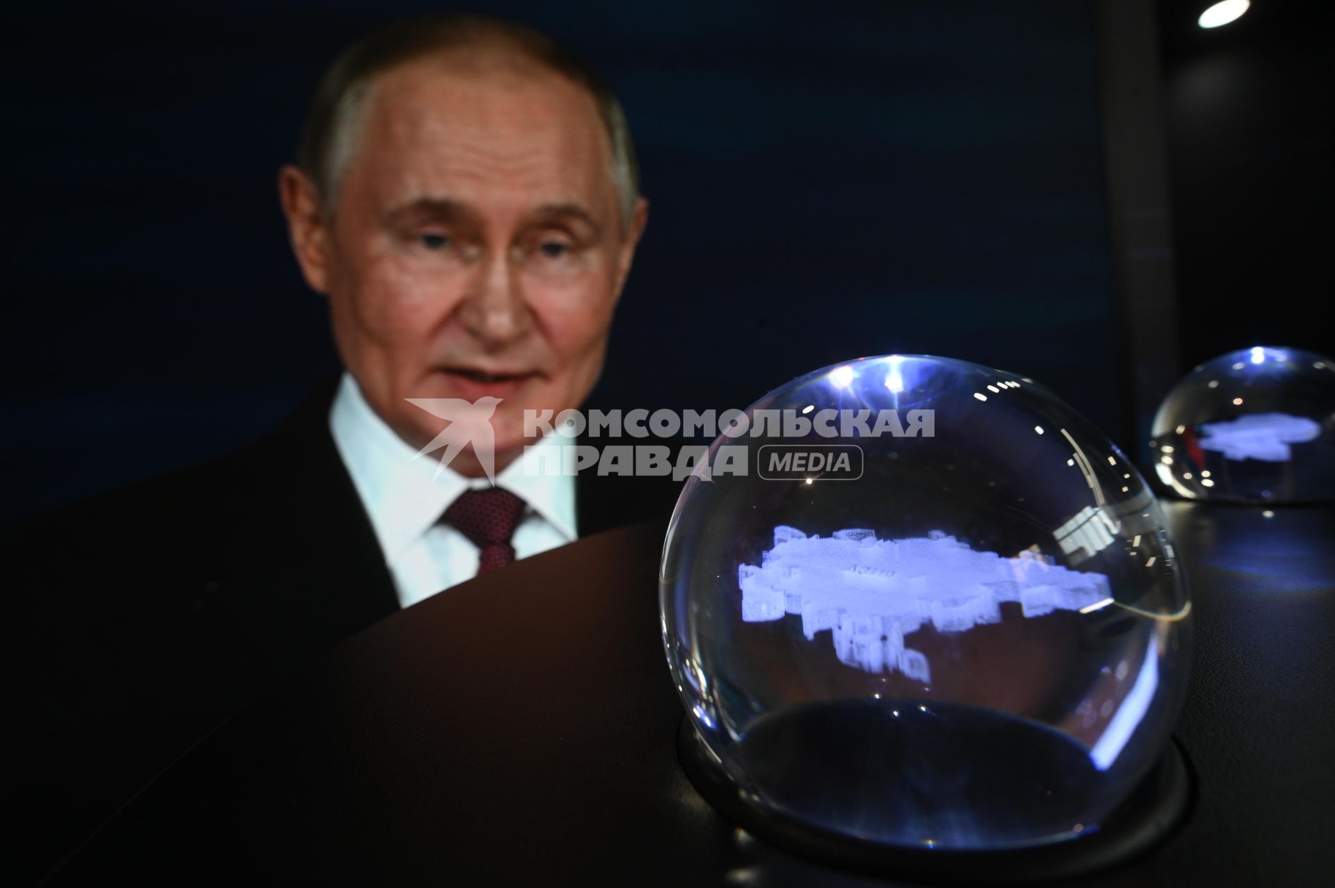 Участники ПМЭФ смотрят пленарное заседание на ПМЭФ 2025