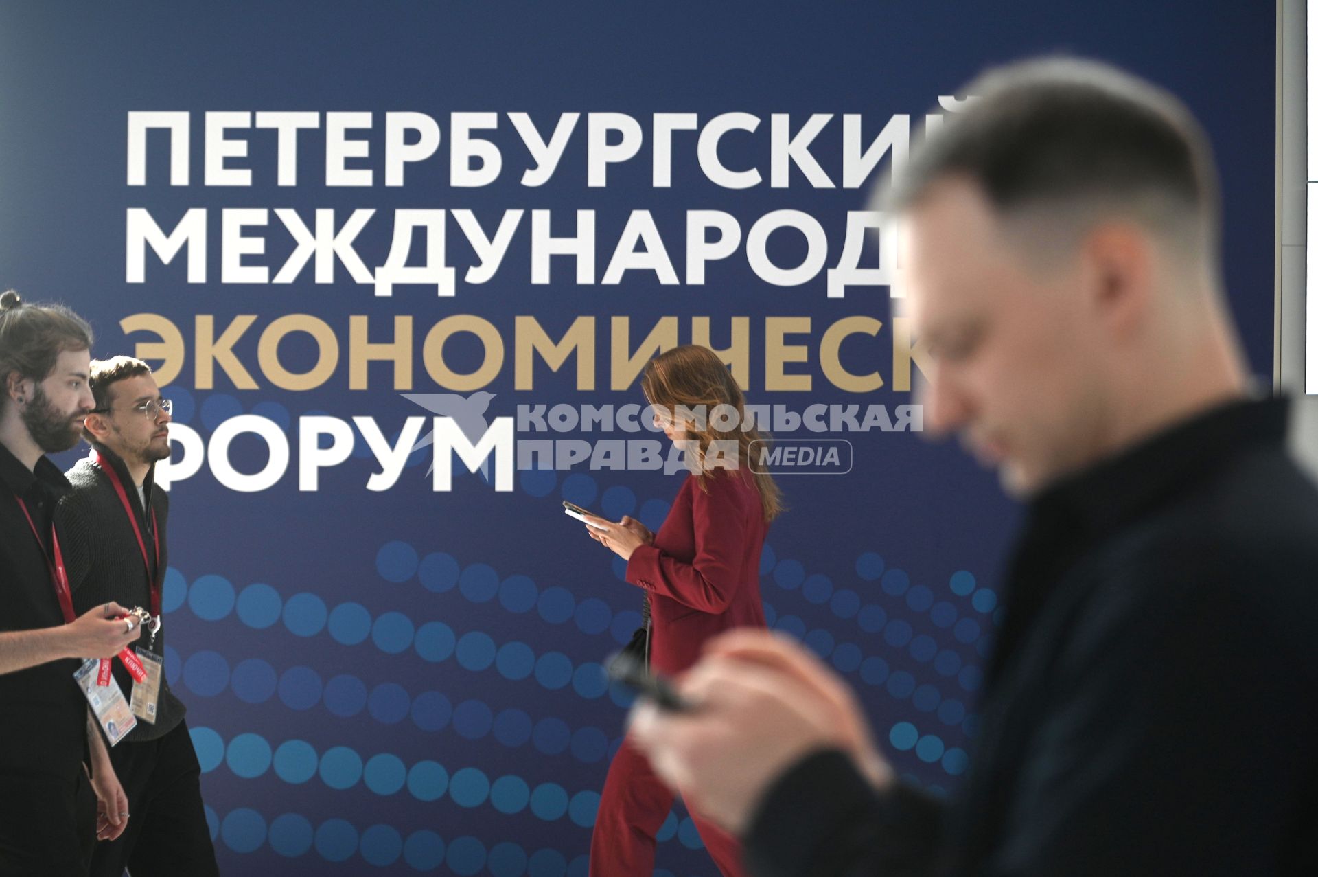 Участники ПМЭФ смотрят пленарное заседание на ПМЭФ 2025