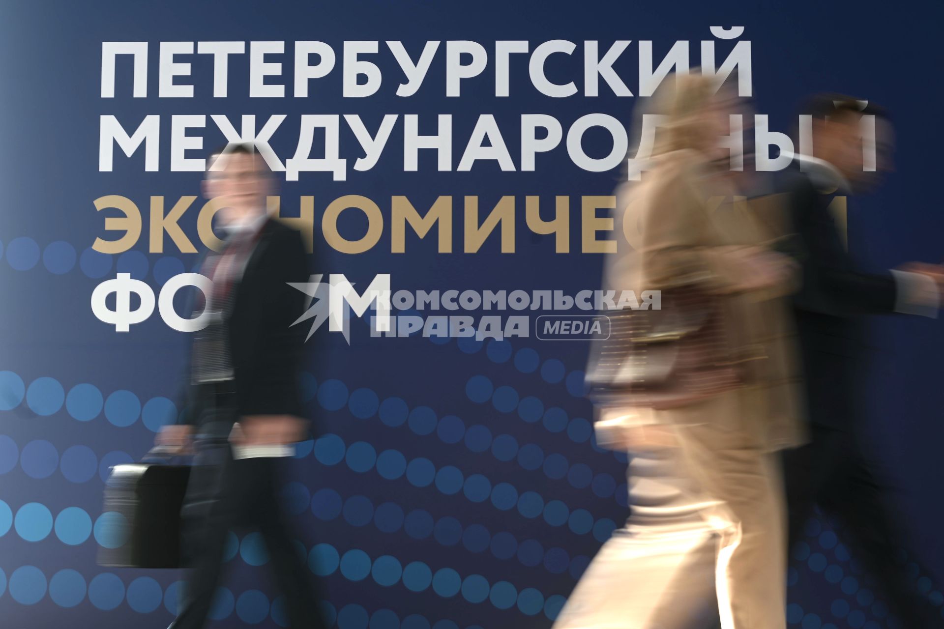 Участники ПМЭФ смотрят пленарное заседание на ПМЭФ 2025