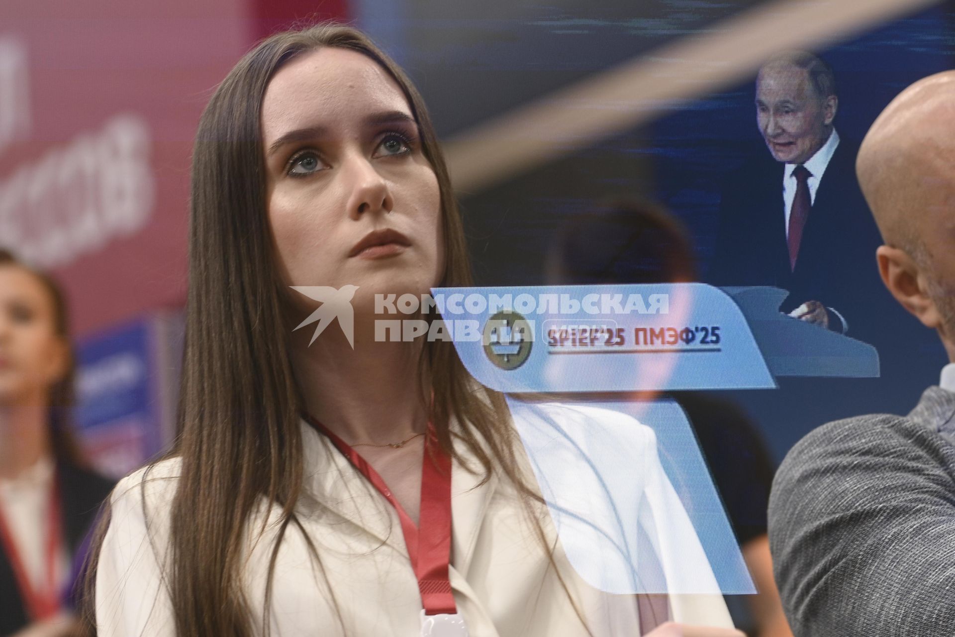 Участники ПМЭФ смотрят пленарное заседание на ПМЭФ 2025
