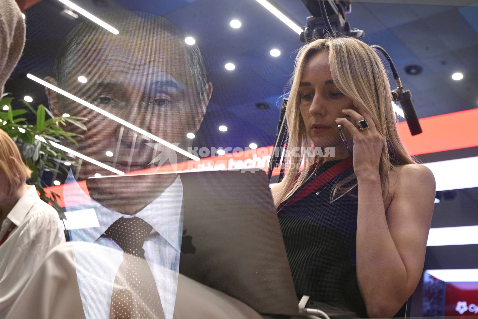 Участники ПМЭФ смотрят пленарное заседание на ПМЭФ 2025