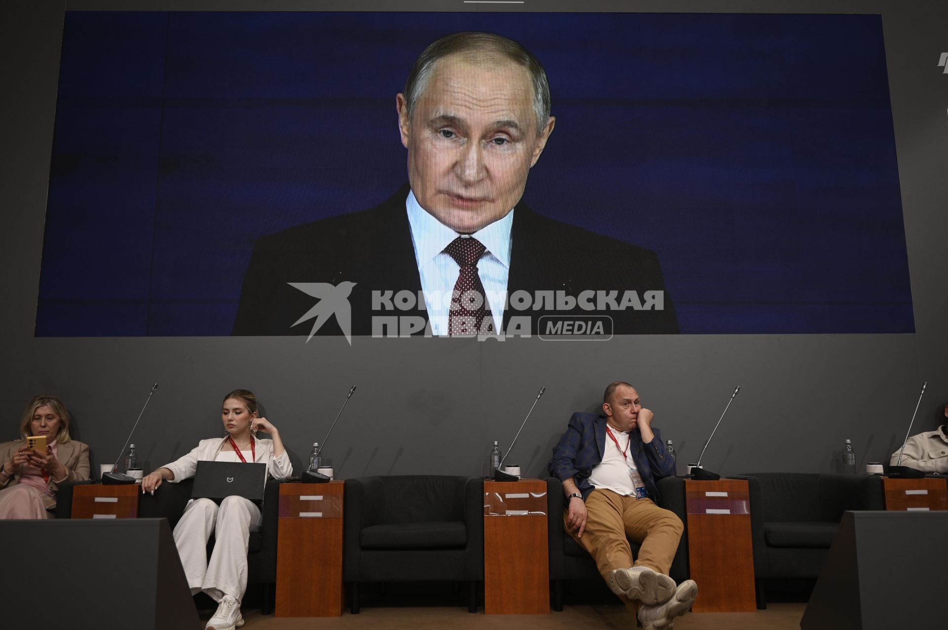 Участники ПМЭФ смотрят пленарное заседание на ПМЭФ 2025