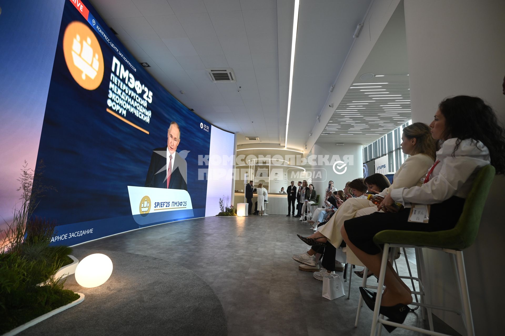 Участники ПМЭФ смотрят пленарное заседание на ПМЭФ 2025