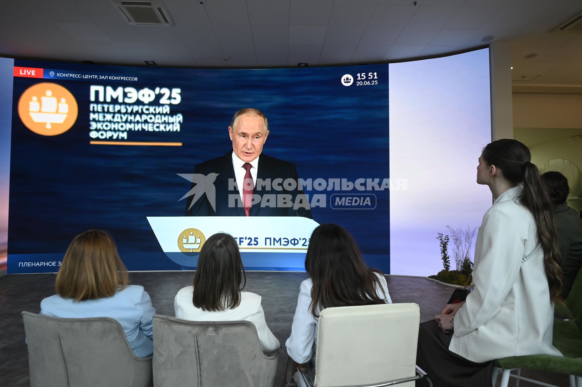 Участники ПМЭФ смотрят пленарное заседание на ПМЭФ 2025