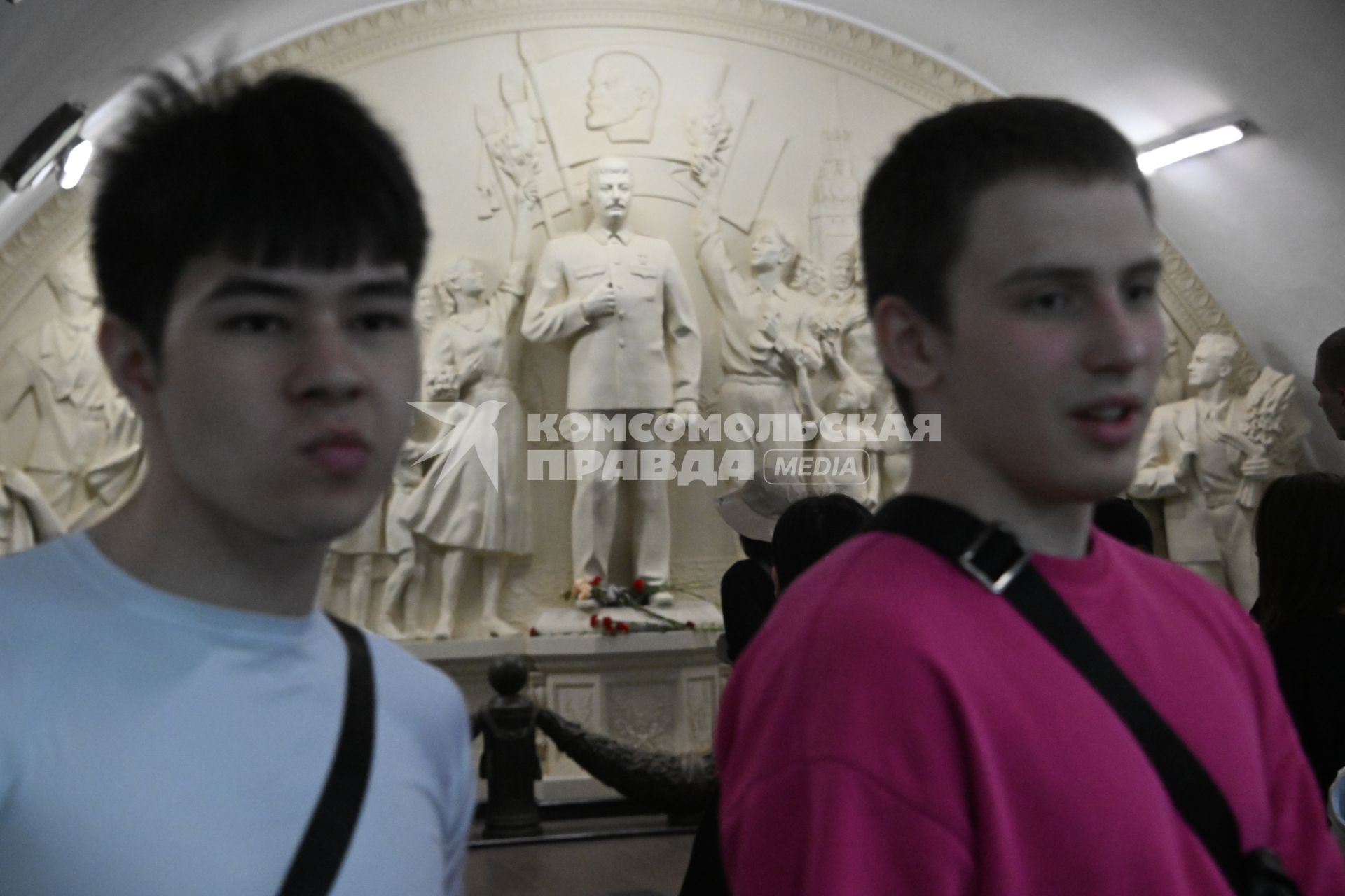Барельеф Благодарность народа вождю-полководцу\" в Московском метро