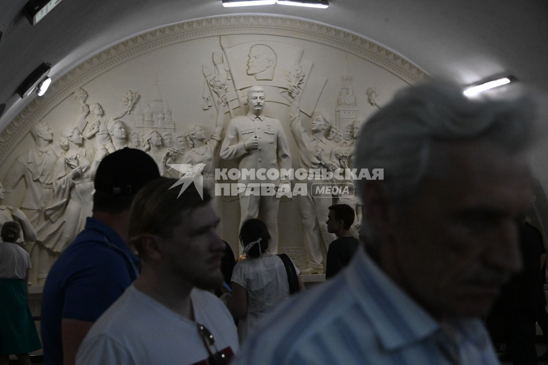 Барельеф Благодарность народа вождю-полководцу\" в Московском метро