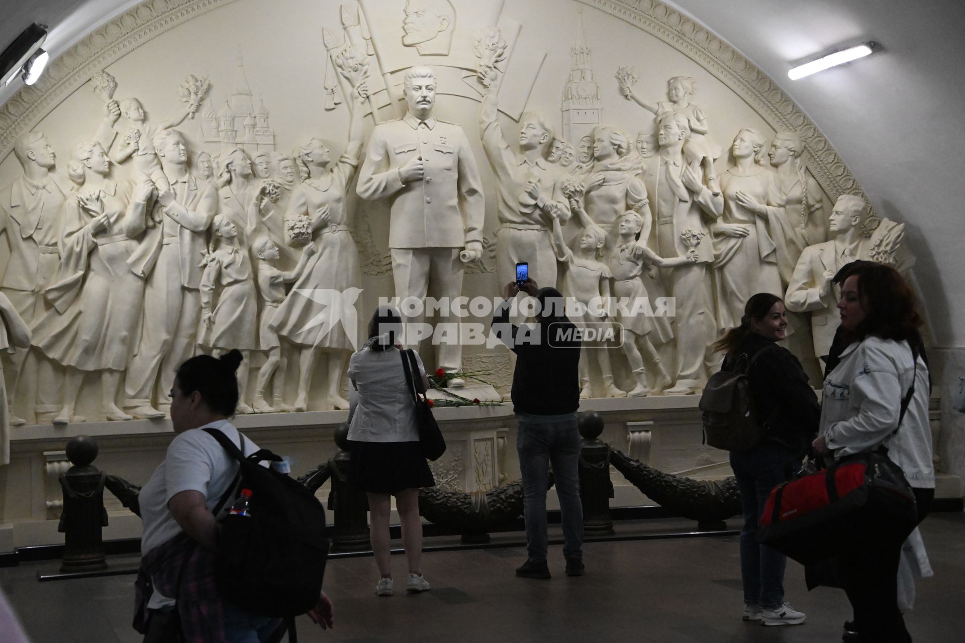 Барельеф Благодарность народа вождю-полководцу\" в Московском метро