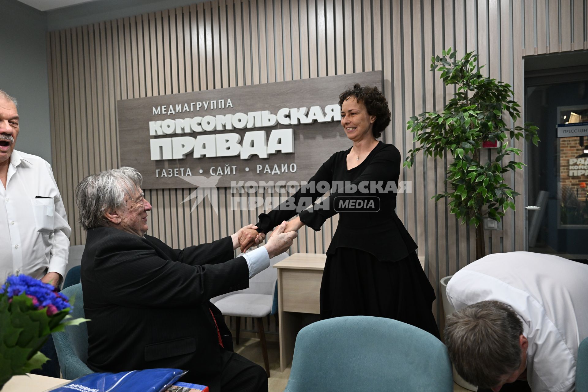 Юлия Чичерина и Александр Проханов в редакции Комсомольская правда\"