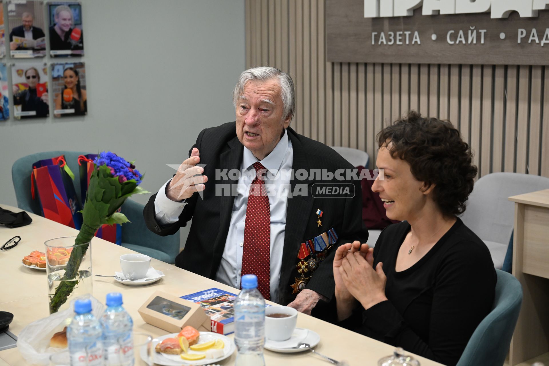 Юлия Чичерина и Александр Проханов в редакции Комсомольская правда\"